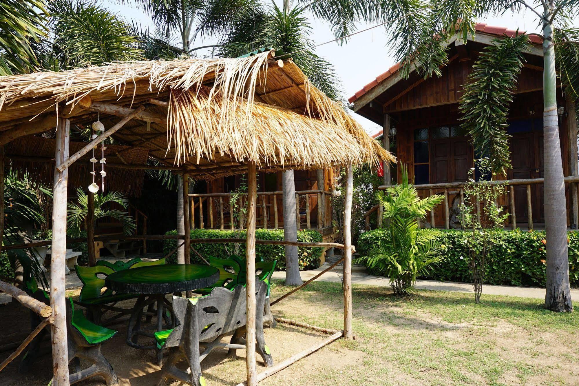 J&J Guesthouse Sukhothai Eksteriør billede